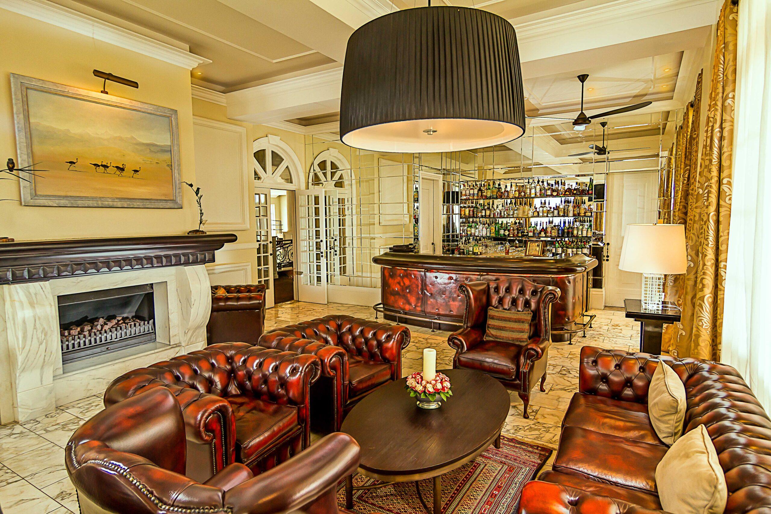 hemingways-bar-scaled