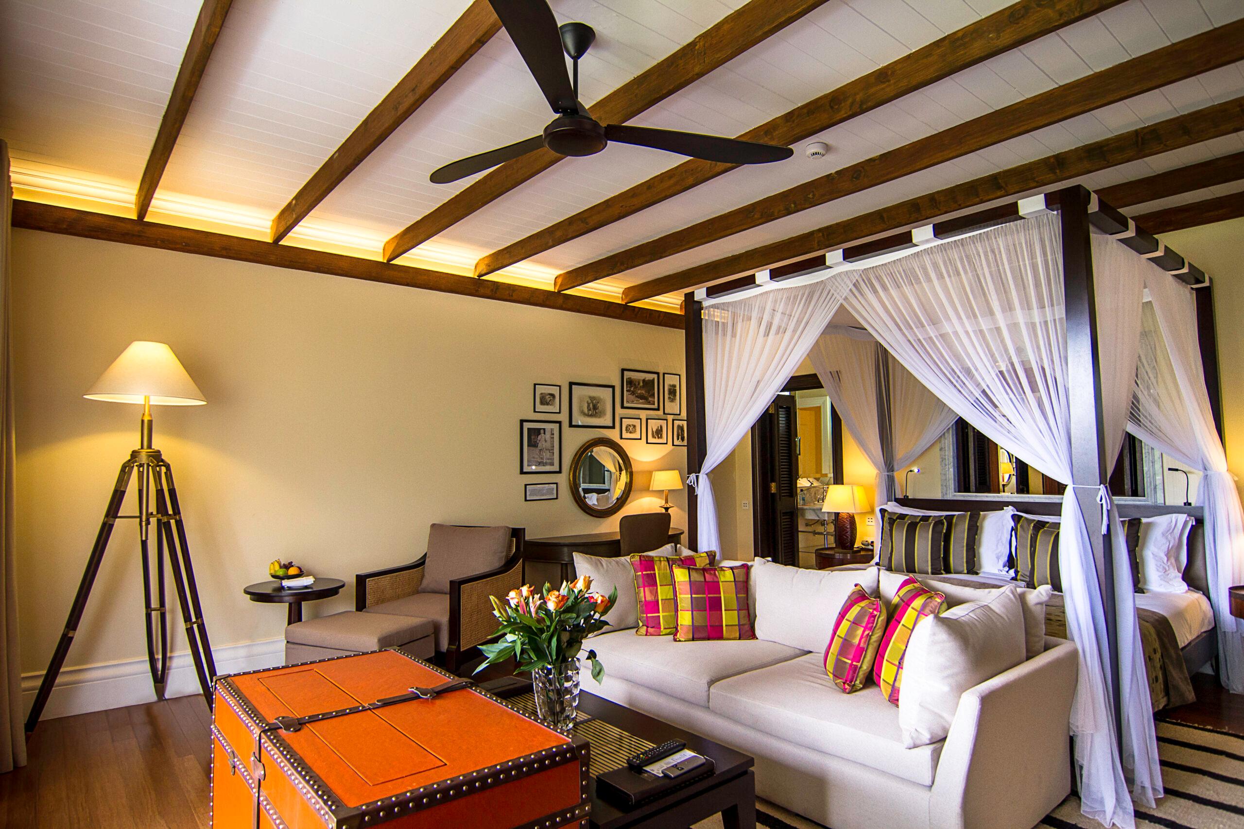 hemingways-deluxe-suite-scaled
