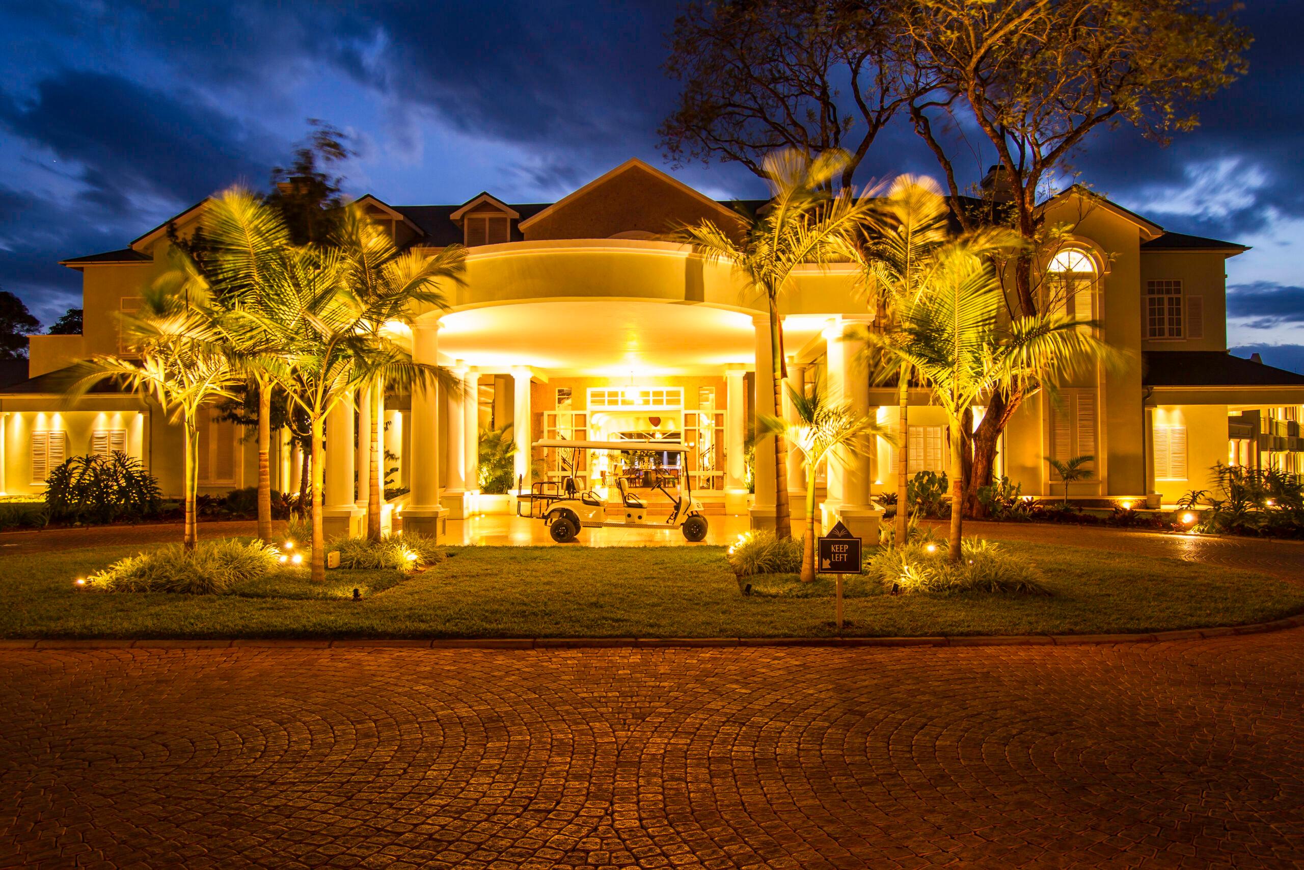 hemingways-hote-entrance-night-scaled