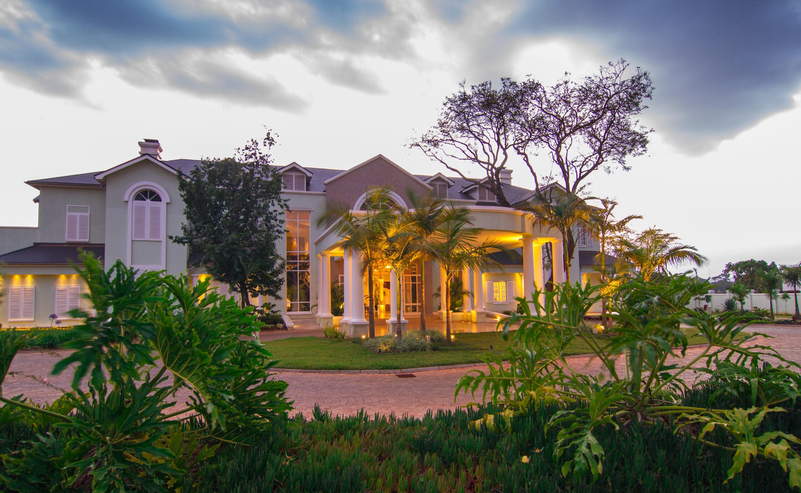 hemingways-hotel-entrance-scaled