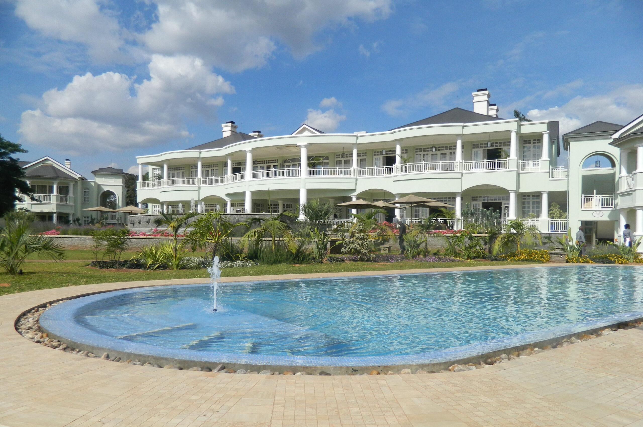 hemingways-hotel-exterior-pool-scaled