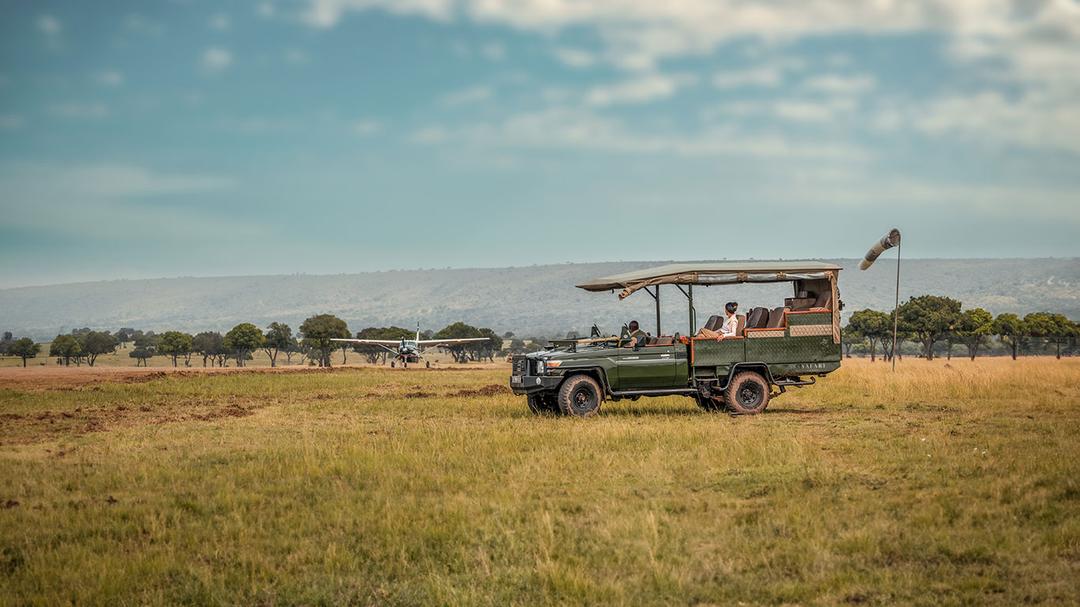 SkySafari plane and Elewana car